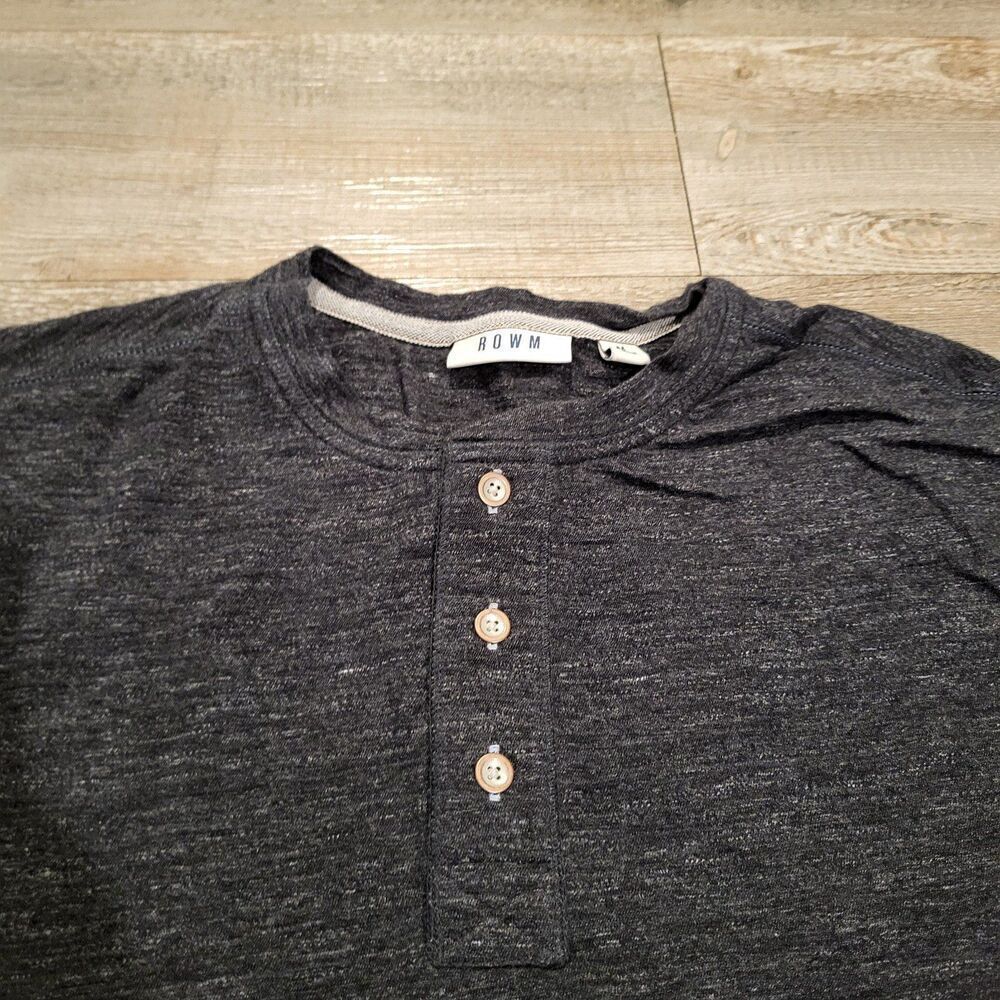 ROWM Henley Buttoned Crew Neck Tee Shirt Charcoal Grey Men's Size Medium - Picture 2 of 7